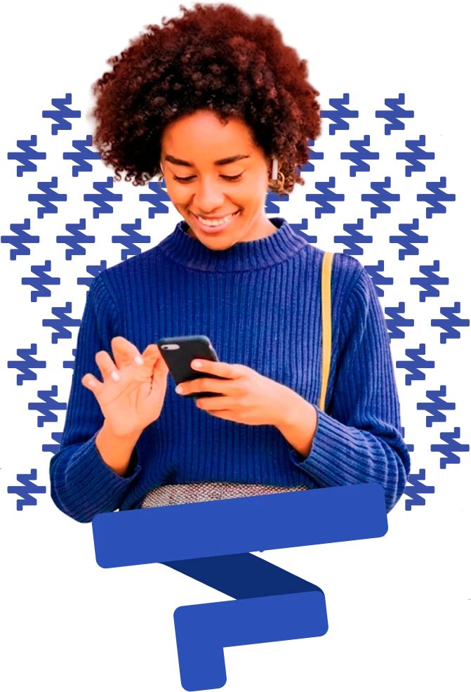 Mulher consultando informações no celular